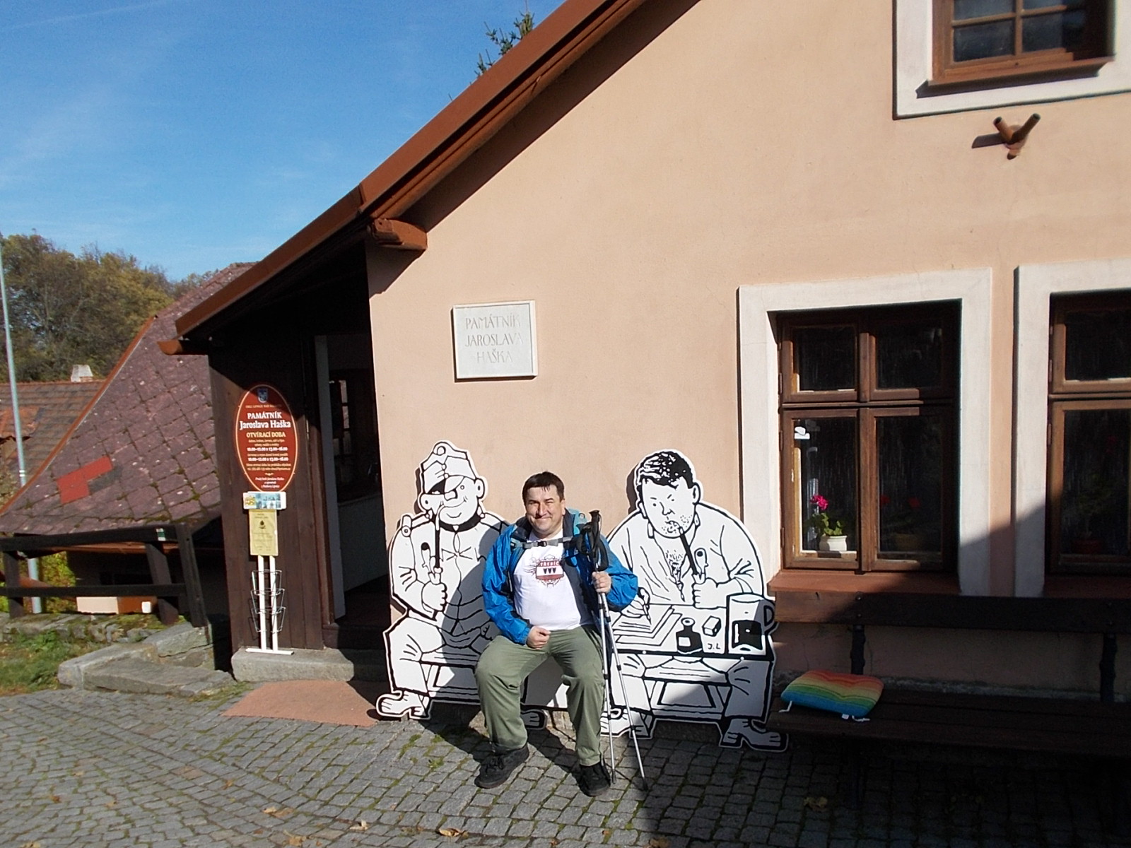 U pamětního domu Jaroslava Haška