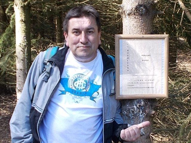 Na Pekelňáku na rozcestníku mezi dvěma vrcholy